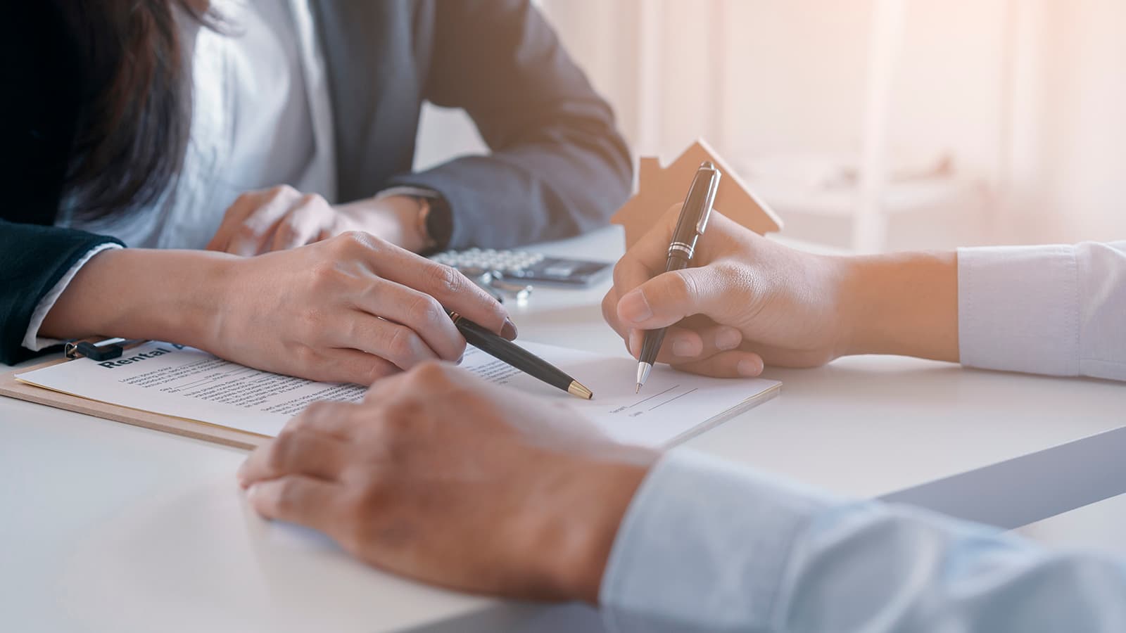 Kuka allekirjoittaa isännöitsijäntodistuksen epäselvässä tapauksessa?