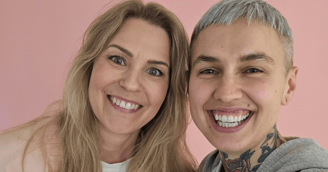 Kaksi naista poseeraa kameralle hymyillen