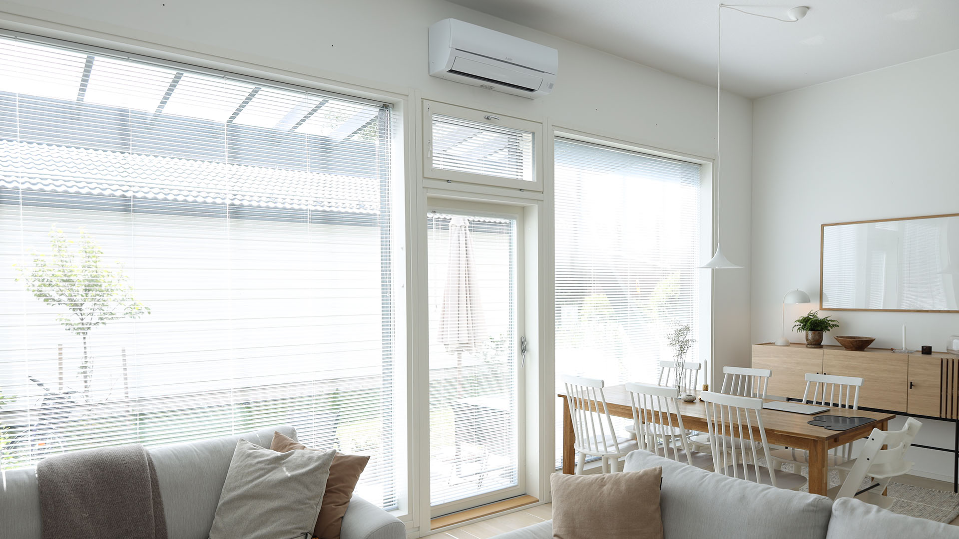 Ilmalämpöpumppu kodin olohuoneessa