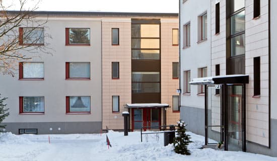 As. Oy Stoltinmajan porraskäytävän uudistus alkoi mallioven asentamisella