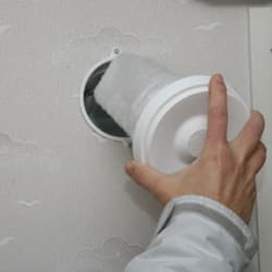 <p data-block-key="uqjmt">Seinään reikäterällä tehtyyn aukkoon asennetaan teleskooppimainen läpivientiputki, johon Velco venttiili ja siihen kuuluva suodatin työnnetään.</p>