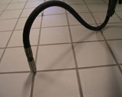 <p data-block-key="cxtiv">Epoksihartsi liimaa laatan alustaan kiinni.</p>