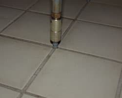 <p data-block-key="sn08q">Epoksi leviää koko kiinnitettävälle alueelle pienen paineen ja alhaisen viskositeettinsä ansiosta.</p>