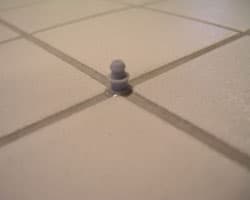 <p data-block-key="crpjc">Kun laatat ovat kiinnitetty, katkaistaan injektointitulpat ja porausreiät saumataan uudelleen.</p>