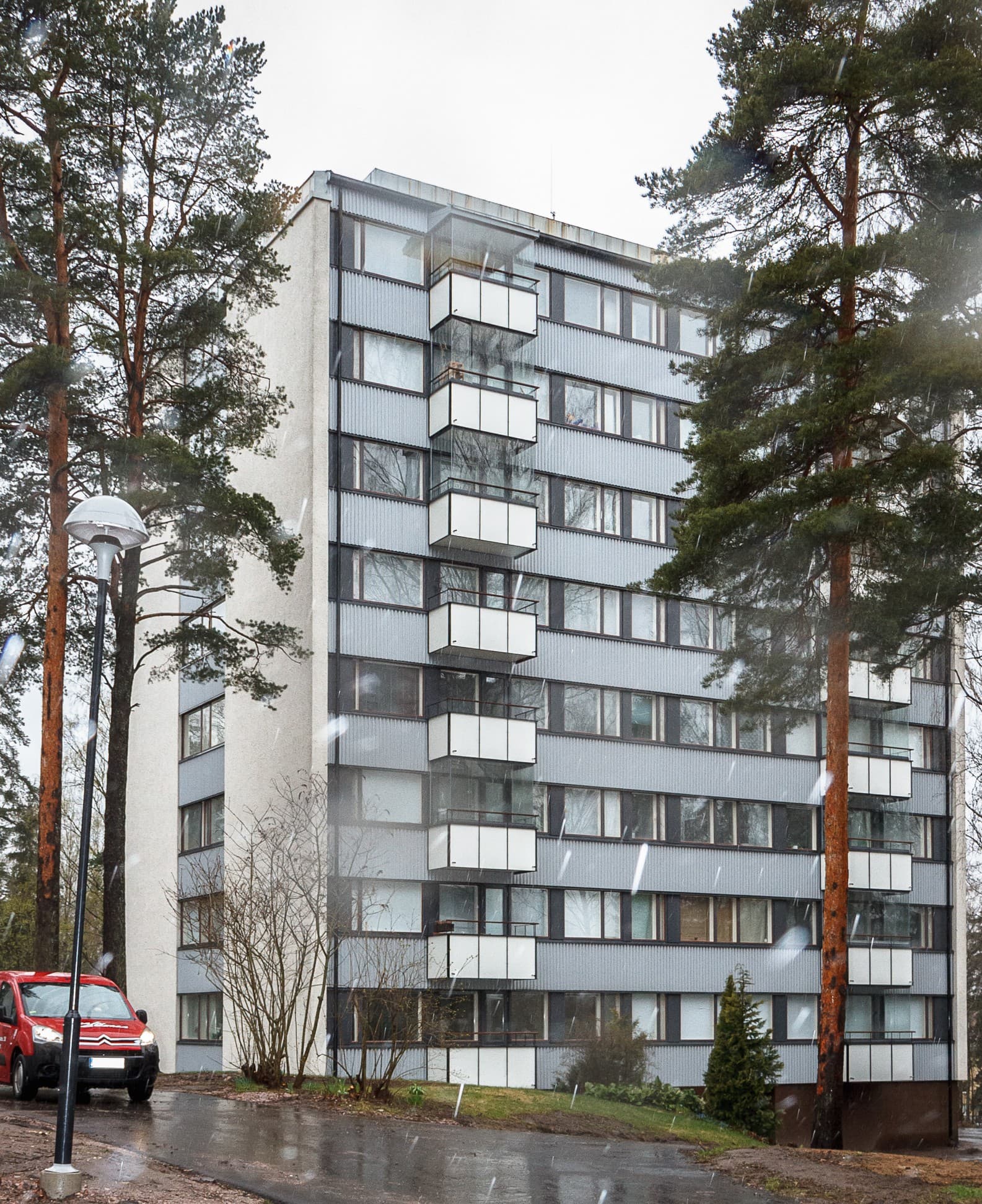 <p data-block-key="zb308">Taloyhtiö vastaa rakennuksen ulkopinnoista. Parvekelasituksesta on tehtävä taloyhtiölle muutostyöilmoitus, ja toteutus voi edellyttää myös yhtiön suostumusta ja viranomaislupaa. (Kuva: Ovella Systems Oy)</p>