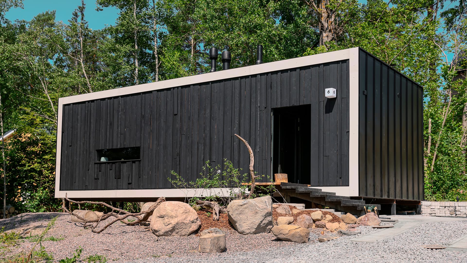 Arkkitehti Matti Kuittinen esittelee minitalon: Kurkista sisään Talo Varjoon