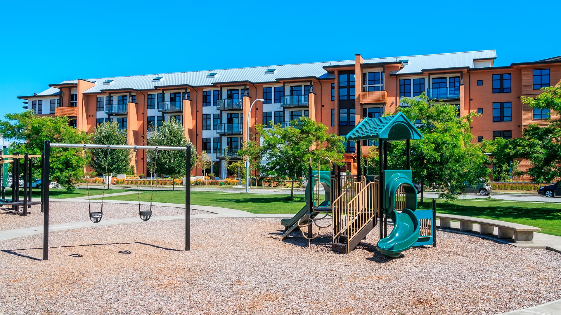 kerrostalon pihalla lasten leikkipaikka