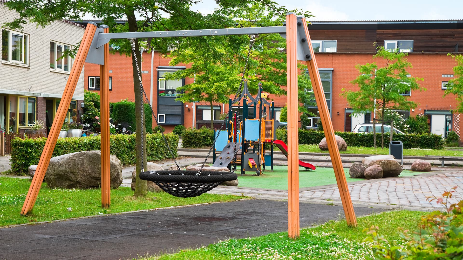 Taloyhtiön pihan leikkivälineitä