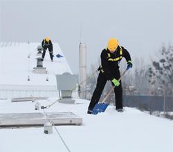 Katolle tiivistyvä lumi saattaa aiheuttaa vaaratilanteita tai rikkoa katon rakenteita.
