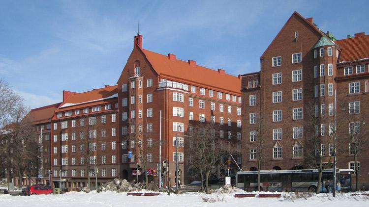 Helsingin kantakaupungin vanhat tiilirakennukset ovat arvostettuja ja hyväkuntoisia, vaikka monien ikä on jo yli 100 v. Kuvan vanhat tiilitalot sijaitsevat Helsingin Töölössä.