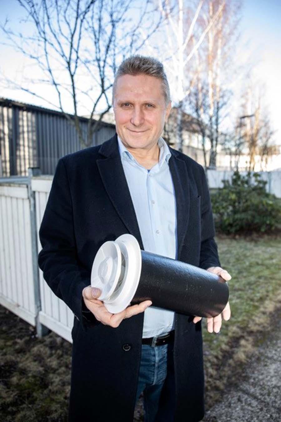 Terveysilman myyntipäällikkö Markus Mäkinen käsissään äänenvaimentimella varustettu Velco-korvausilmaventtiili. Venttiilien kanssa asennettavat äänenvaimentimet ovat tehokas ratkaisu asuntoihin, joissa esimerkiksi liikenteen melu koetaan asuinmukavuutta häiritsevänä.”