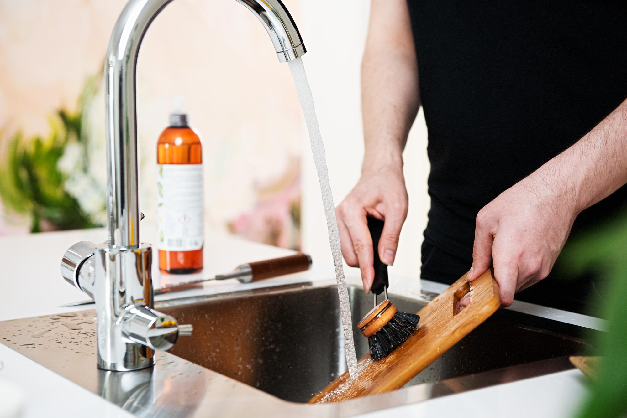 Säästeliäskin käsin tiskaaja kuluttaa vettä noin viisinkertaisen määrän nykyaikaiseen astianpesukoneeseen verrattuna.