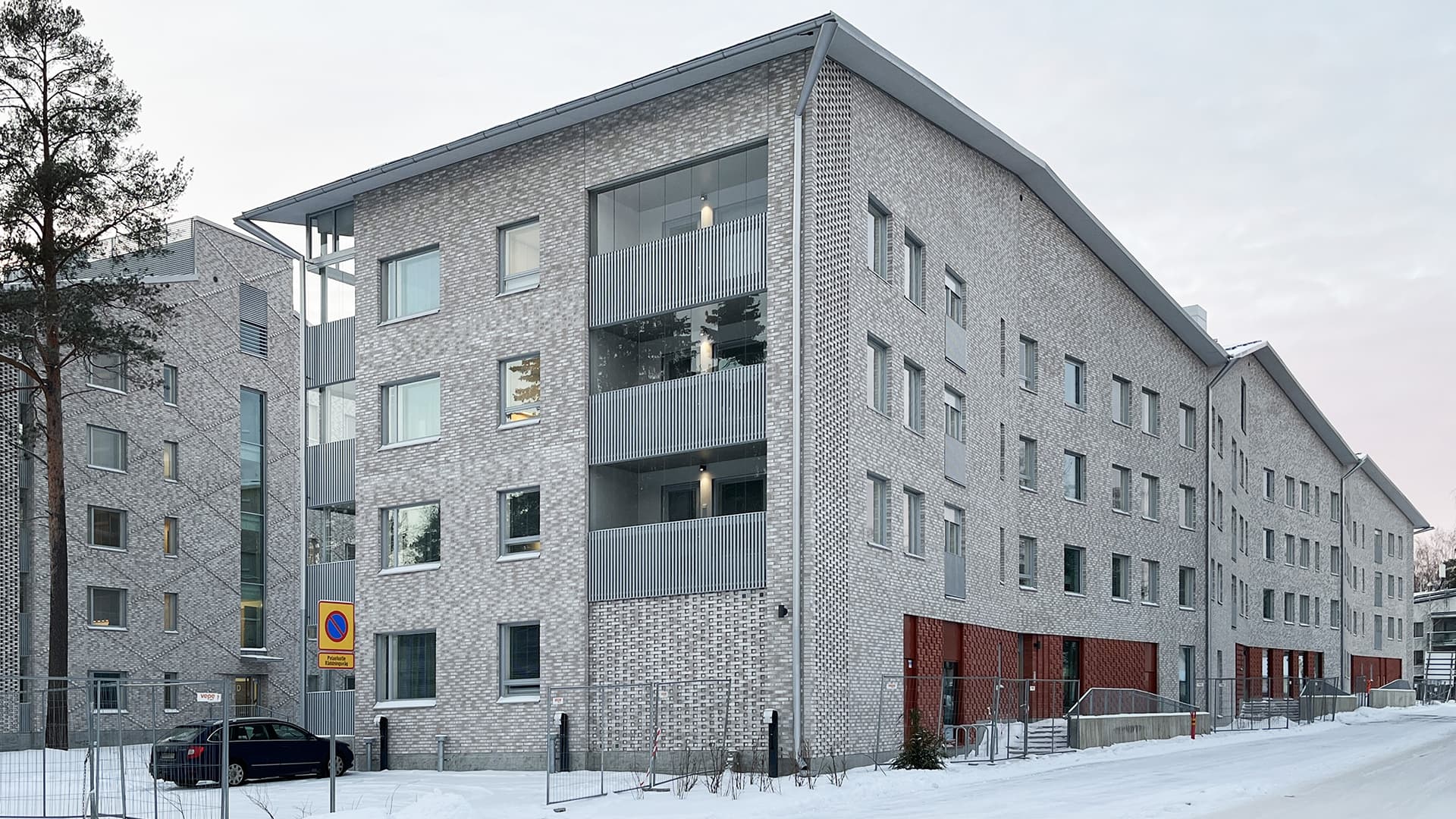 Tiilijulkisivu, joka muistuttaa kudottua villapaitaa