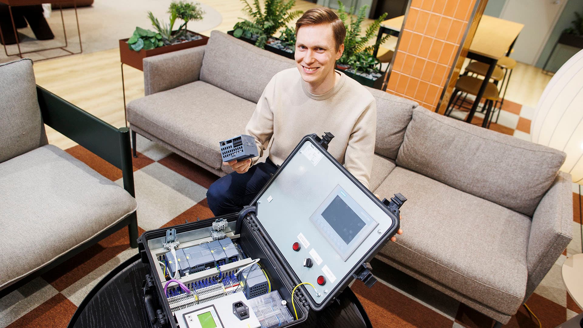 1920 Kysyntöjoustolaitteisto ja Geonovan tekninen johtaja Ossi Kaihua. kuva Petteri Kivimäki