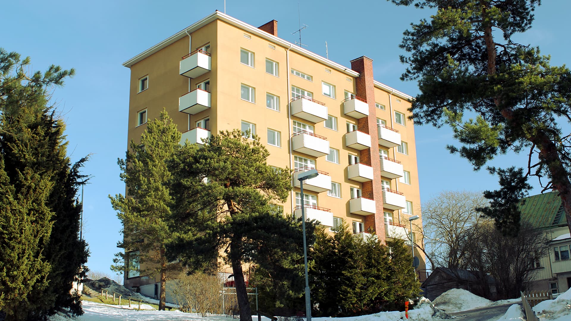 1920 keltainen kerrostalo