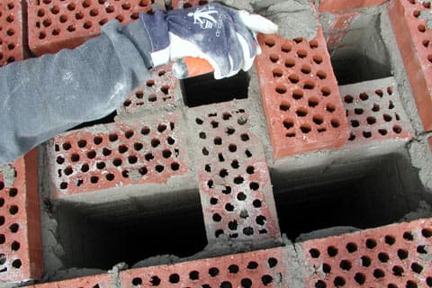 Tiilestä muuratut savupiiput