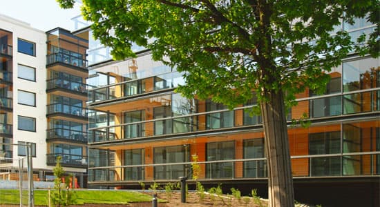 Parvekelasitus pienentää asumisen hiilijalanjälkeä