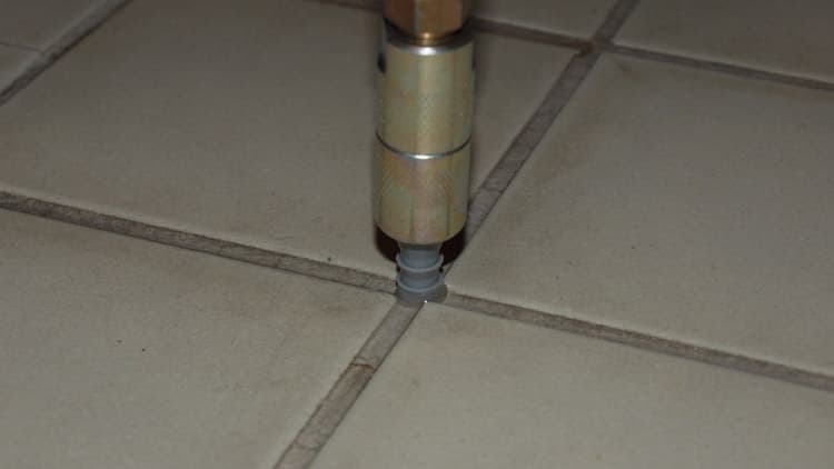 <p data-block-key="hikvj">Laattojen saumaan porataan injektointitulppa, jonka kautta pumpataan epoksihartsia.</p>