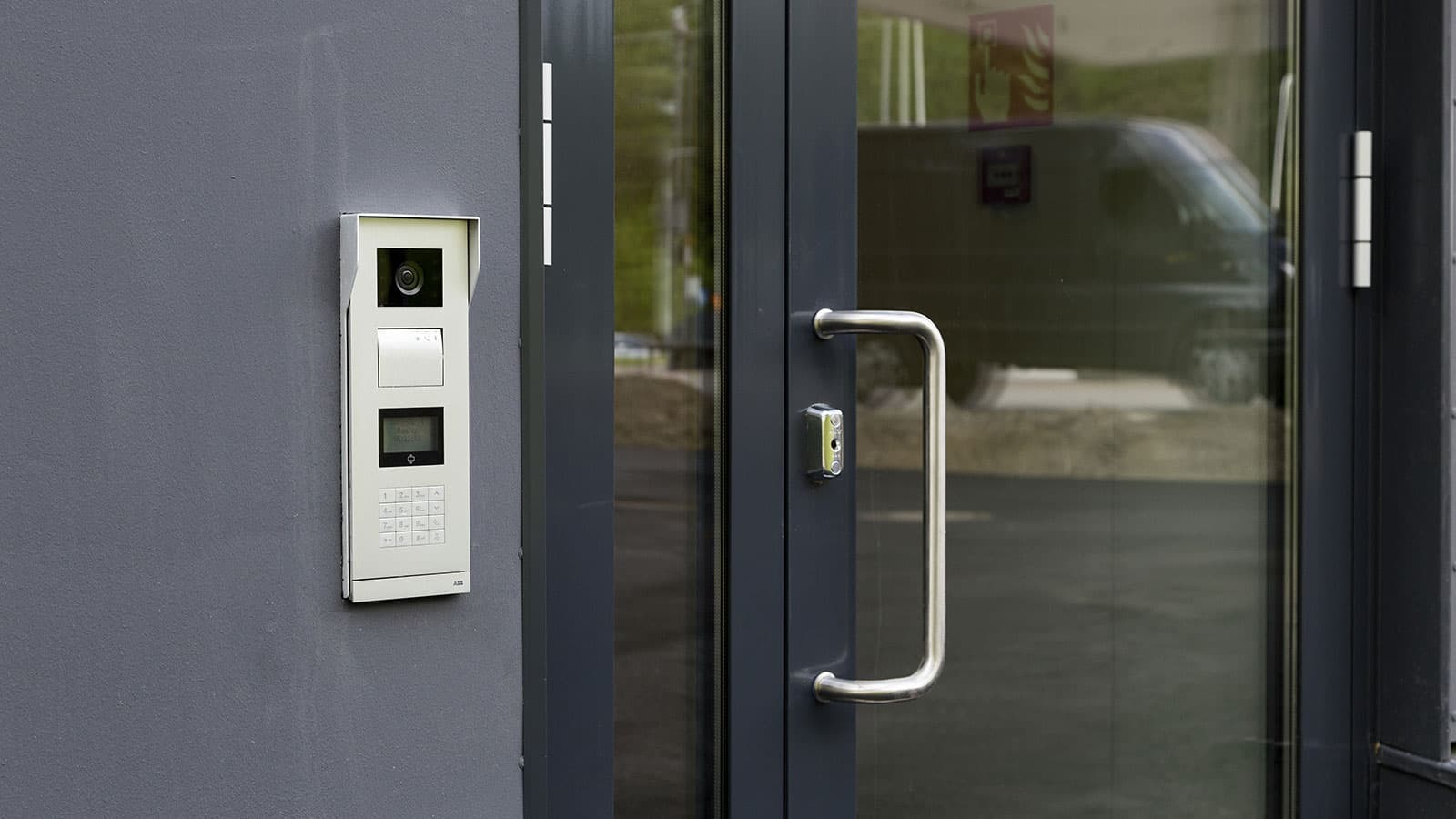 Tiedä, kenelle ovesi avaat