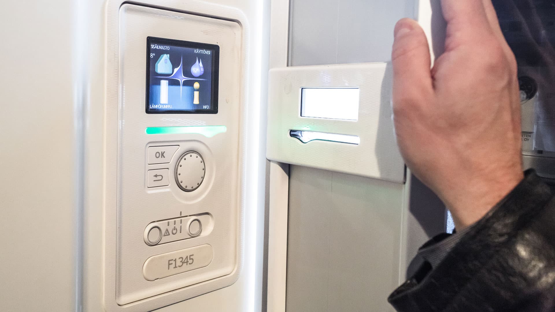 <p data-block-key="l1h7n">Maalämpöpumpussa on näyttötaulu.</p>