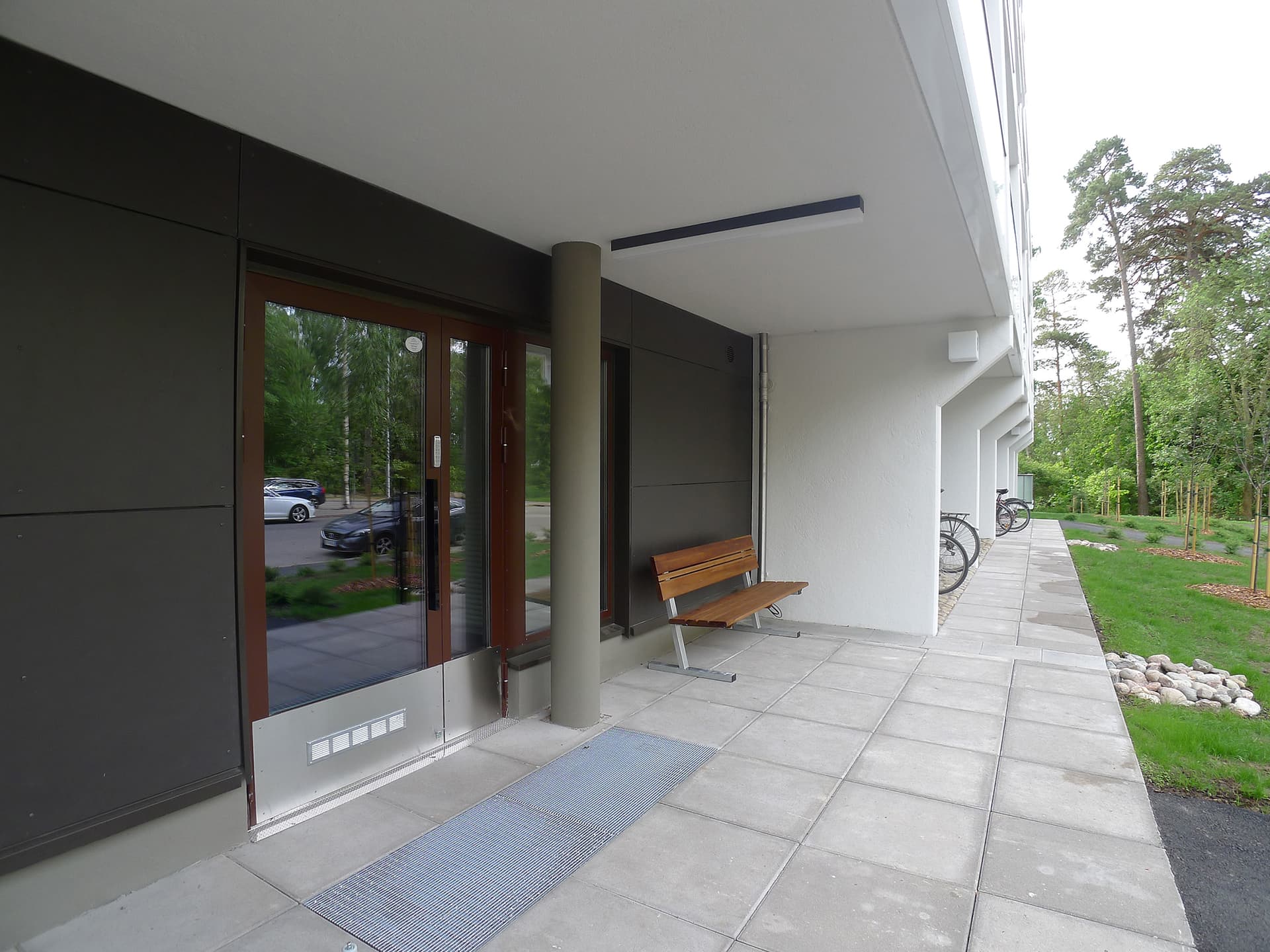 <p data-block-key="cwx3l">Sisäänkäynnit remontin jälkeen.</p>