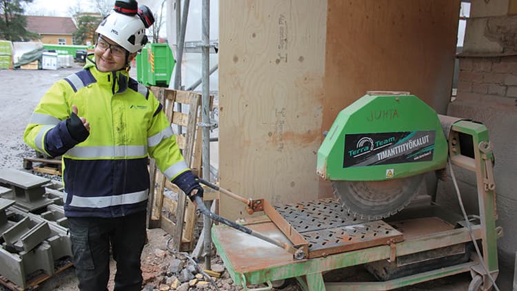 <p data-block-key="1bcw9">Osa harkoista piti joissakin kohdin myös leikata tai kolota oikeaan mittaan, mikä kuitenkin sujui varsin helposti tähän kohteeseen varta vasten hankitulla isoteräisellä sirkkelillä. Kuvassa koneenkäyttäjänä Juho Koskela.</p>