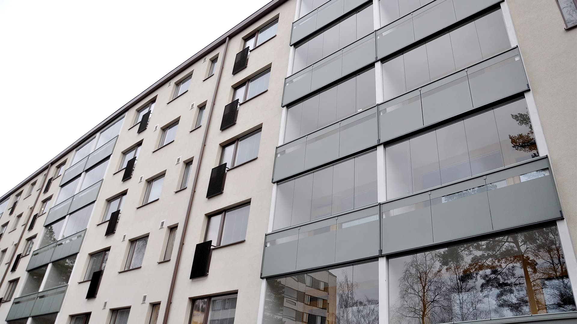 Iäkäs talo nuortui silkkipainolasista valmistetulla parvekejulkisivulla