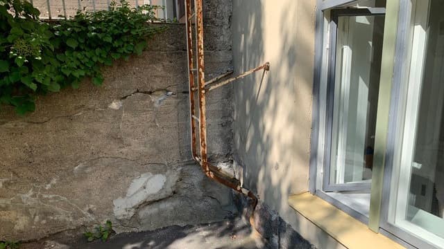 <p data-block-key="p298n">Takapihan muurista näkee, miten jatkuva kosteus on sitä rapauttanut. Kuvasta näkee myös hyvin, kuinka paljon korkeammalla viereisen taloyhtiön piha on tähän taloyhtiöön verrattuna.</p>