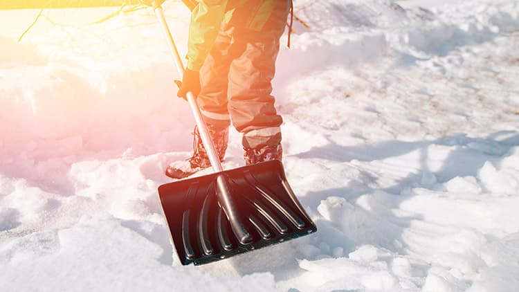 Miksi isännöitsijä kielsi kaikki lumityöt taloyhtiössä?