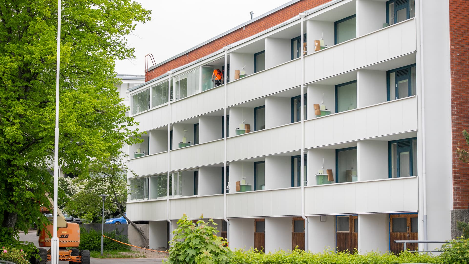 Taloyhtiö uudisti kerrostalon ilmeen parvekelasituksilla