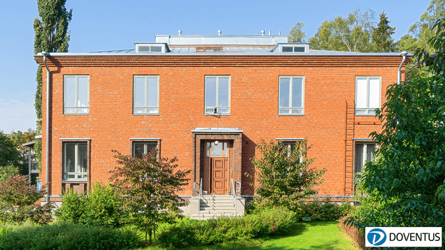 punainen tiilitalo taloyhtiö ja uusi peltikatto