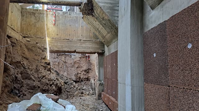 Isodrän-levyjä kerrostalon kivijalassa