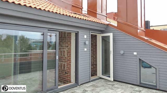 kattohuoneiston uusi parveketerassi. terassille johtaa liukuovi olohuoneesta