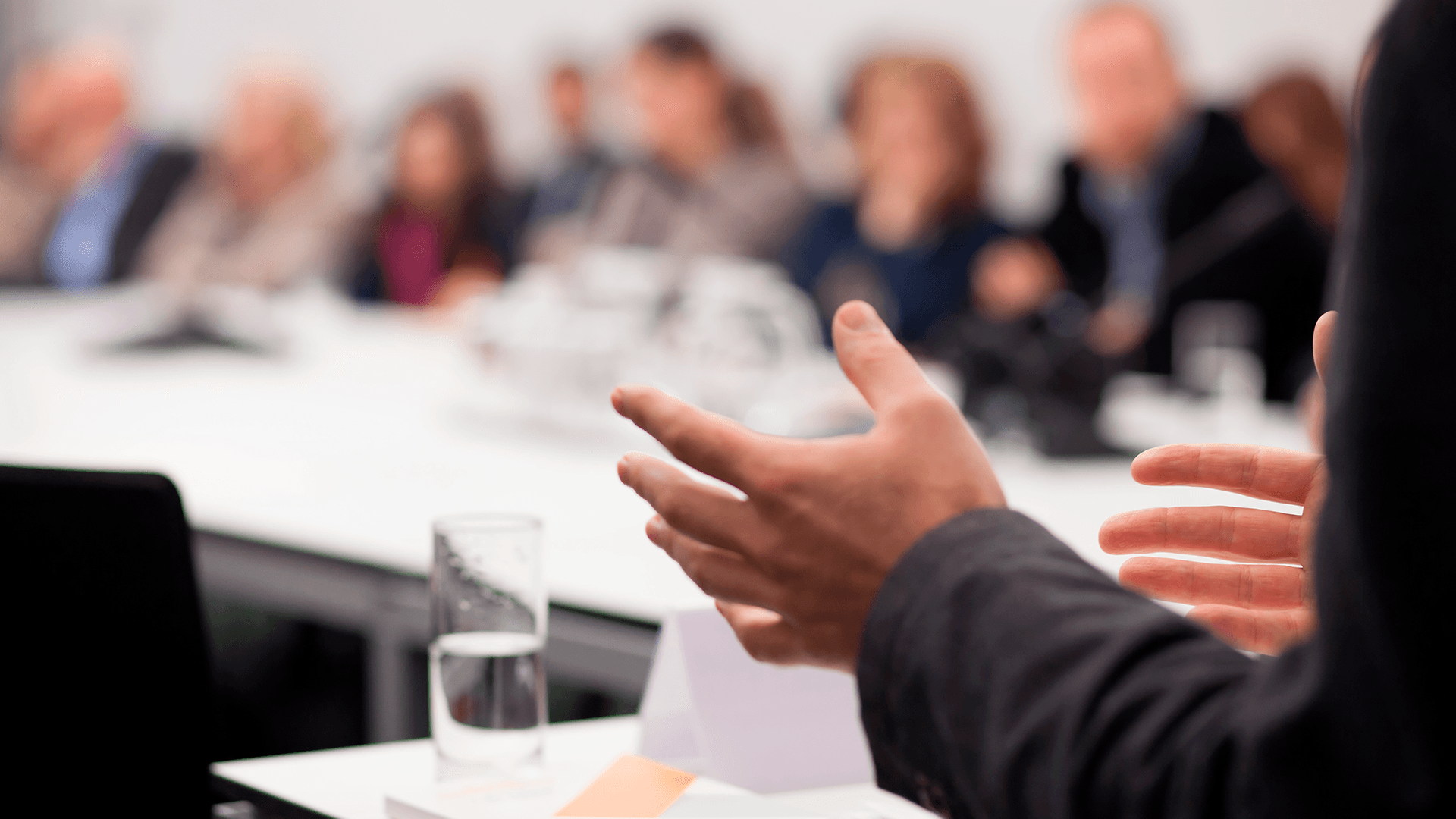 <p data-block-key="wgwd1">Hyvä puheenjohtaja on yhtiön arjen veturi ja tasapainottaja. Hän huolehtii tiedonkulusta, johtaa kokoukset ja toimii yhteyshenkilönä viranomaisten, isännöitsijän ja asukkaiden välillä. Luottamus syntyy avoimuudesta ja vastuunkannosta. (Kuva Adobe Stock)</p>