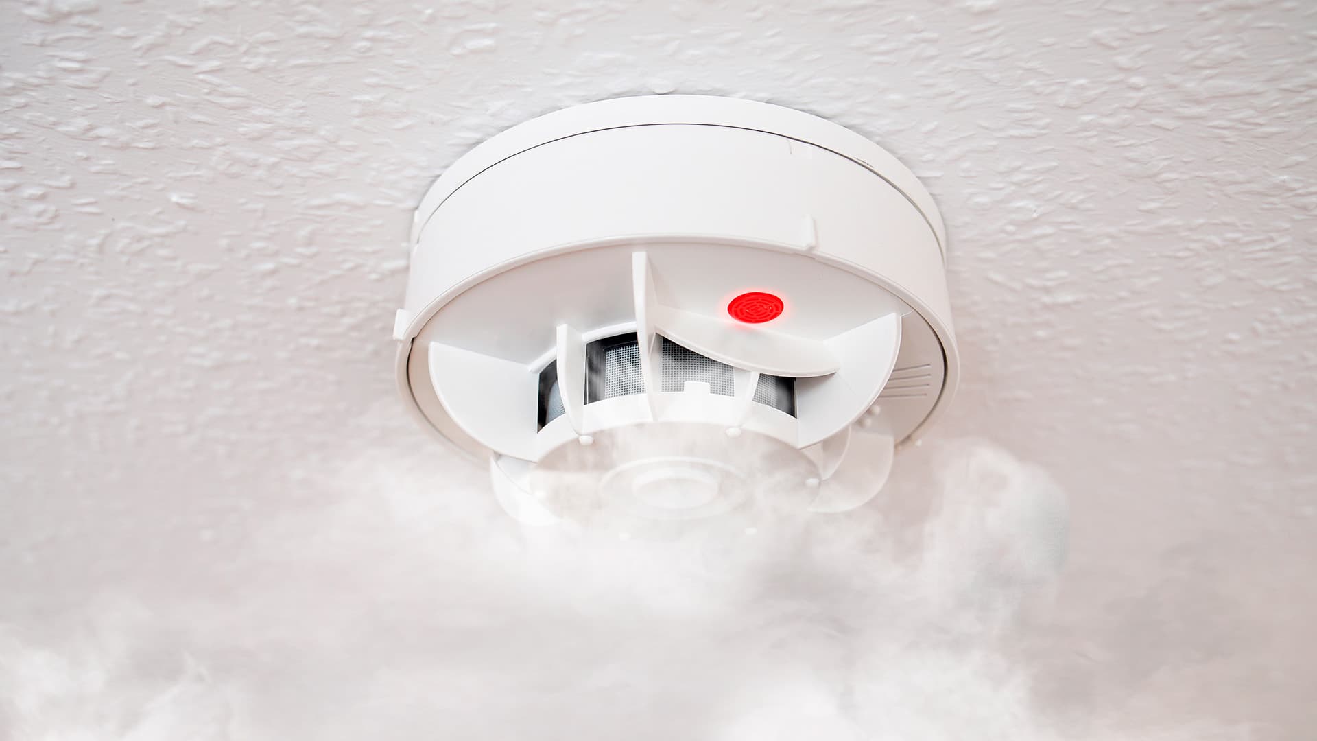 <p data-block-key="jm2wz">Palovaroittimien kunnossapitovastuu siirtyy taloyhtiöille 1.1.2026. (Kuva Adobe Stock)</p>